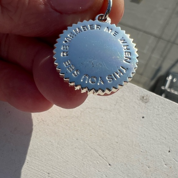 NEW in box India Hicks silver tone scallop round pendant "Remember me" signed - Picture 1 of 7